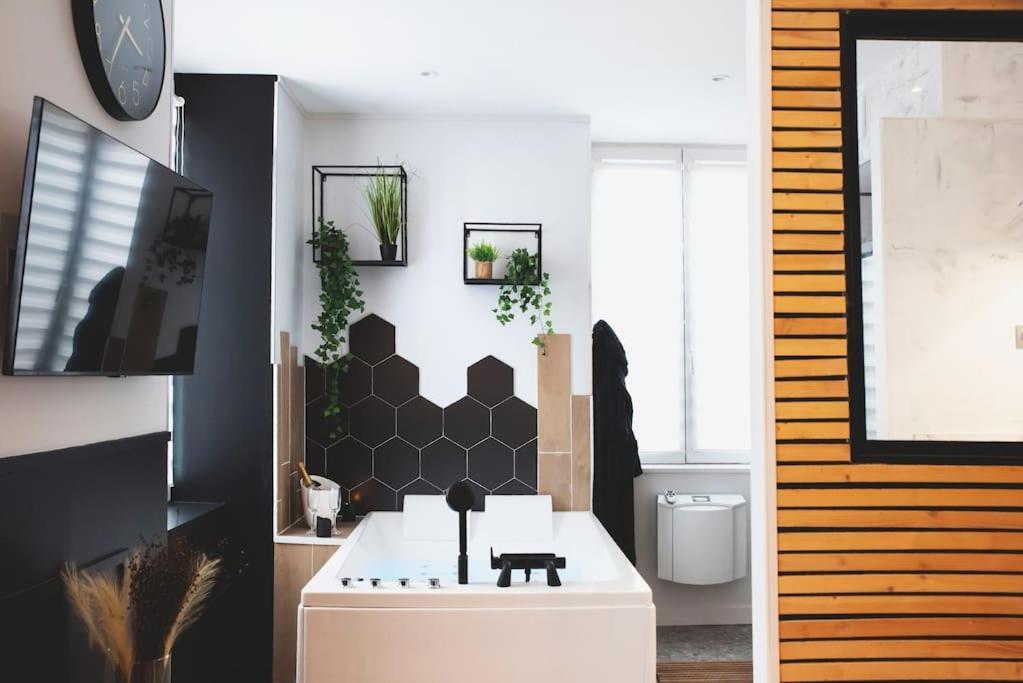 Love Room, La Douce Angevine Angers Esterno foto